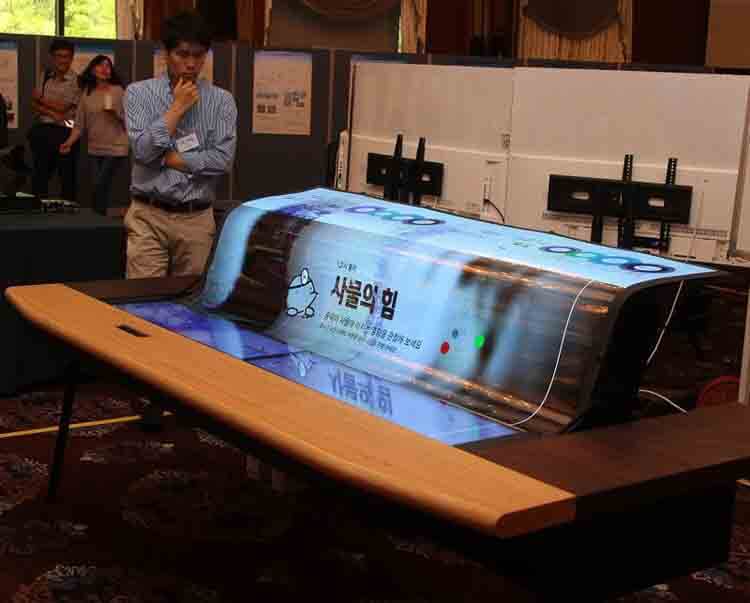 LG flexible and transparent OLED display