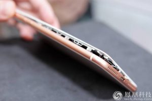 iPhone-8-Plus-cracked-open