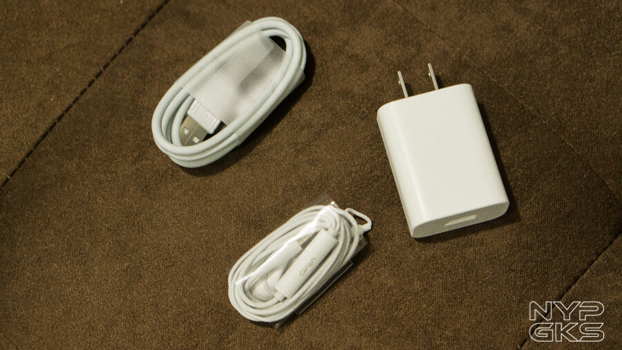 Vivo V9 charger, earphones, cable