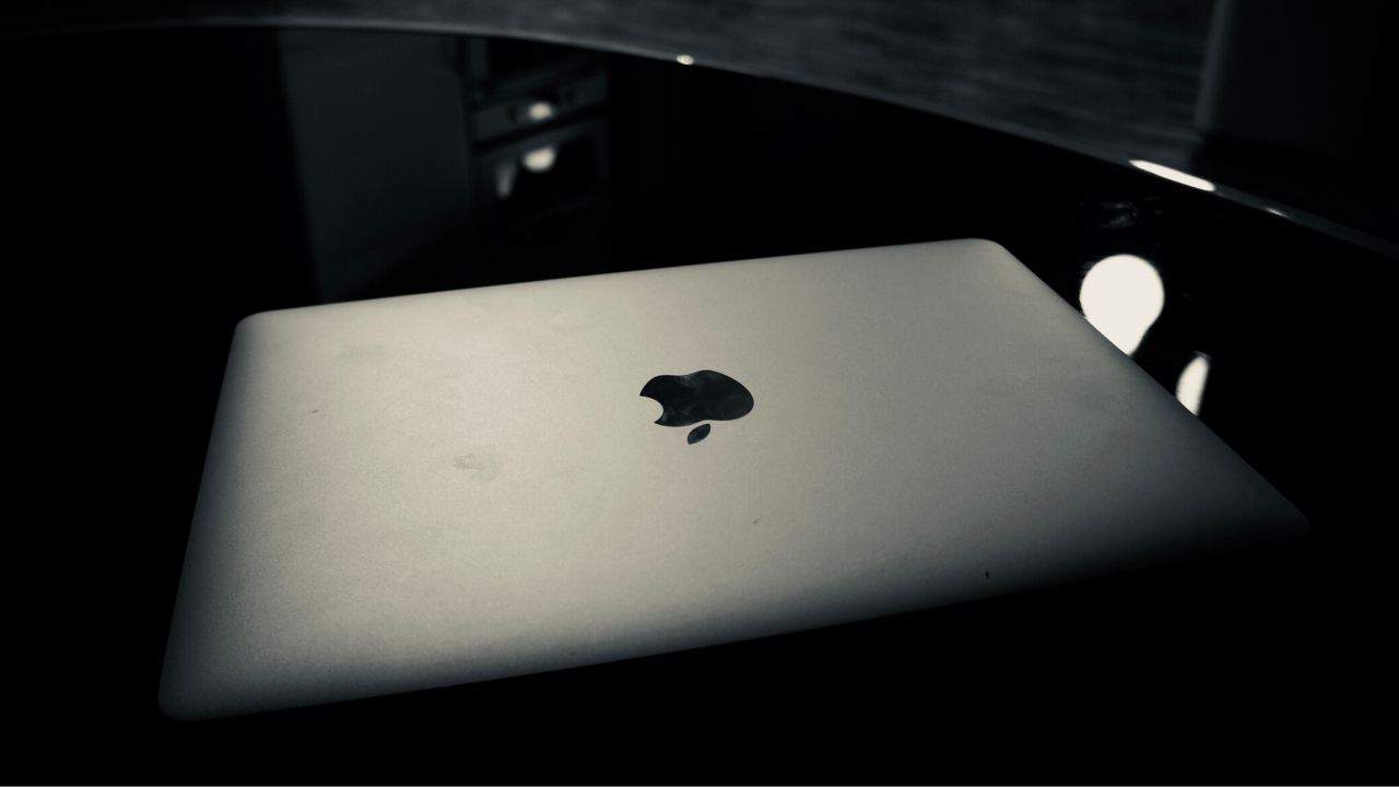 MacBook-7482