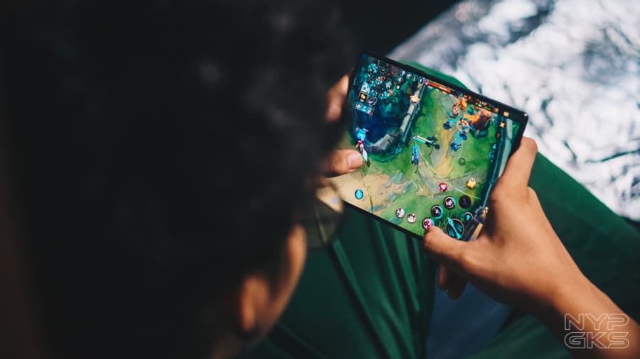 Samsung-Galaxy-Z-Fold-2-Review-NoypiGeeks-5751