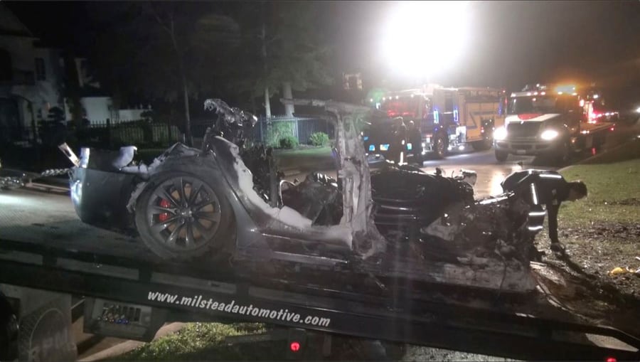 driverless-tesla-crashed-killing-two-passengers-noypigeeks-5470