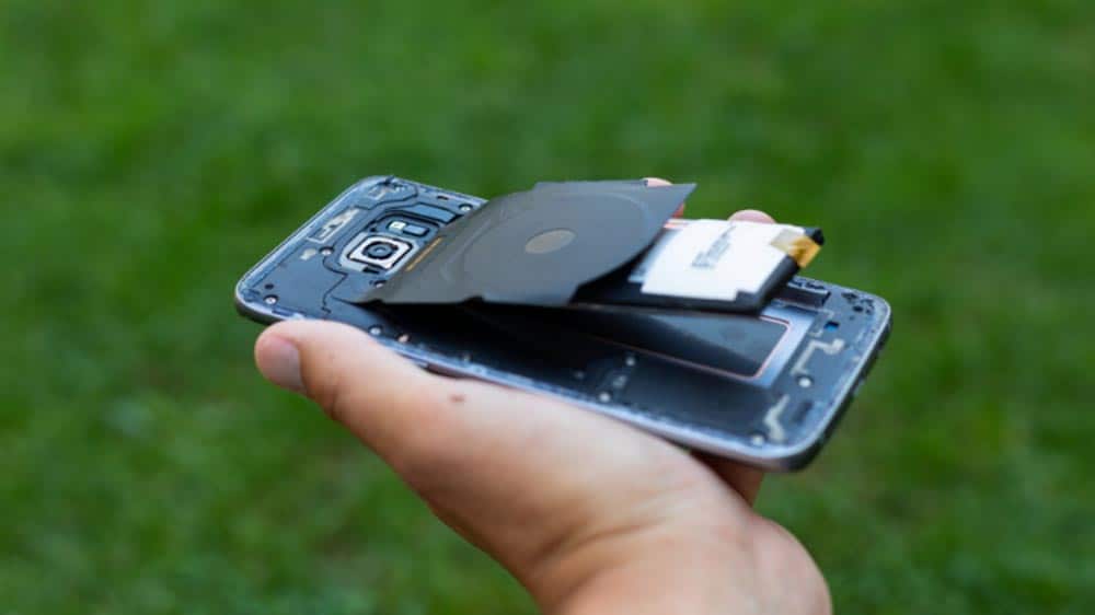 Exploding-Smartphone-NoypiGeeks-1112