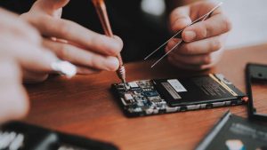 Repairing-smartphone