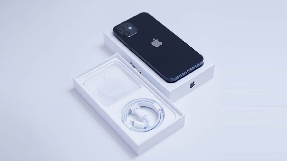 Apple-eur5-billion-excluding-chargers-earphones-iphones-NoypiGeeks