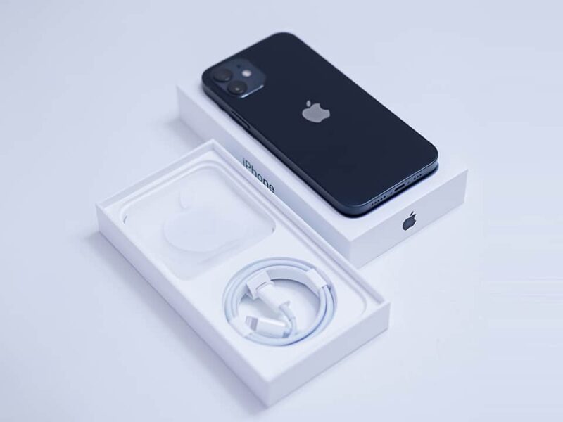 Apple-eur5-billion-excluding-chargers-earphones-iphones-NoypiGeeks