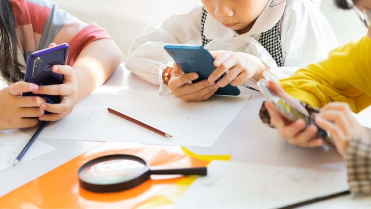 Children-Smartphones-Online