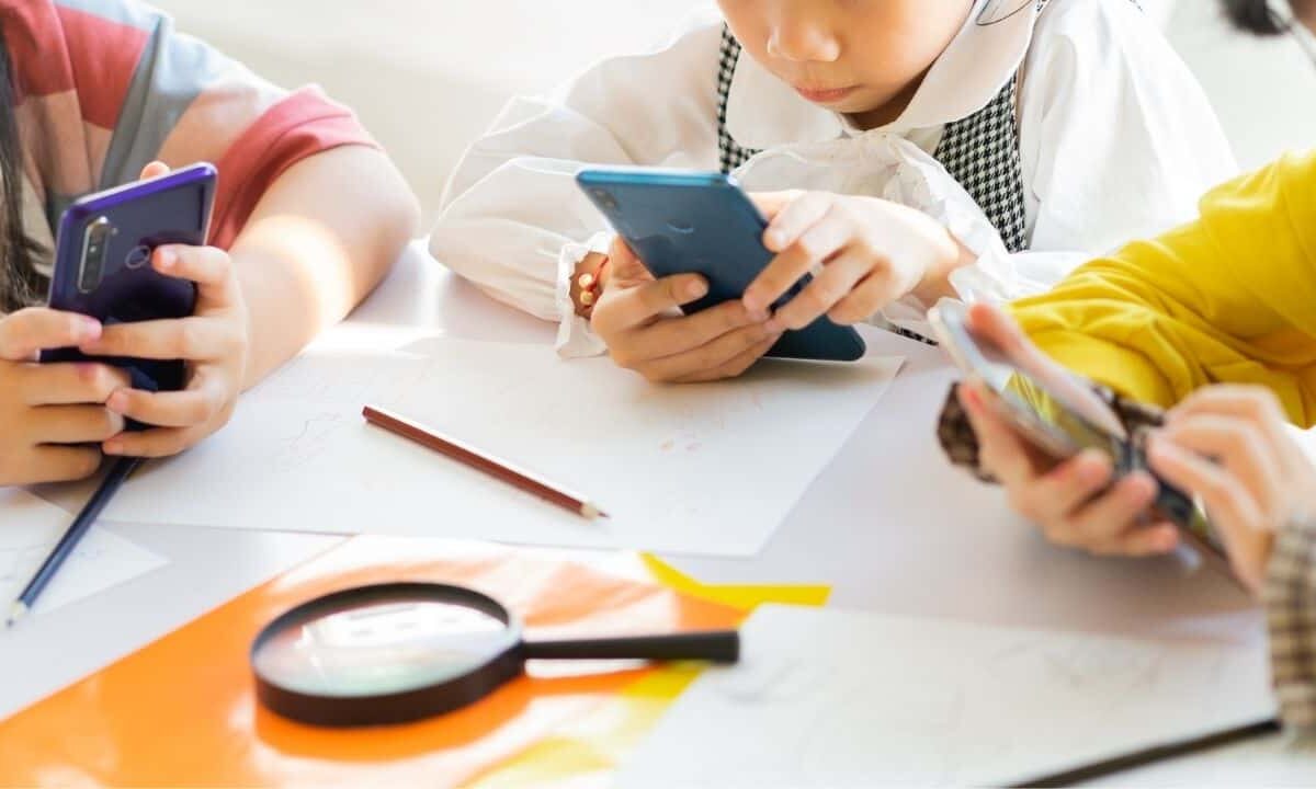 Children-Smartphones-Online