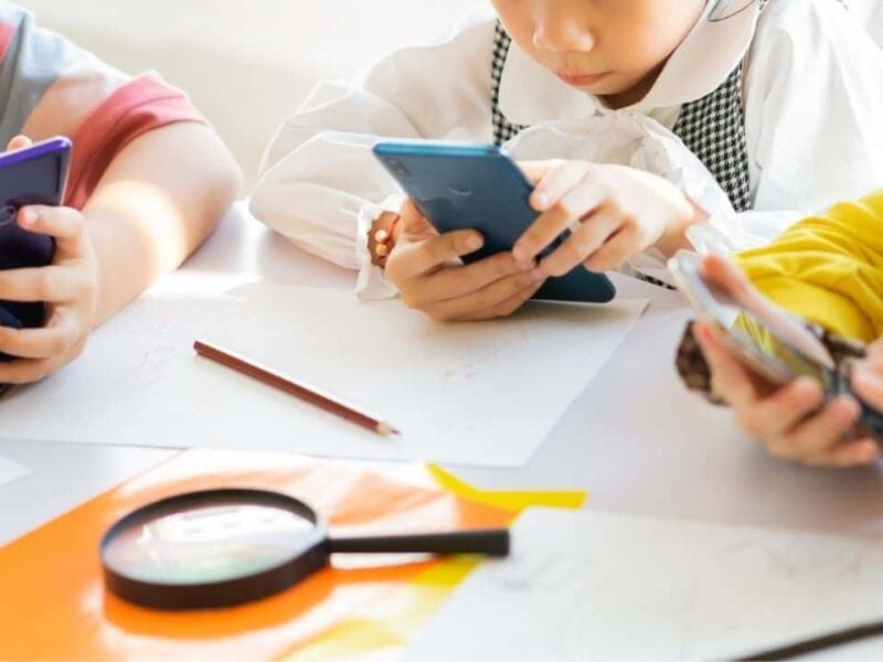 Children-Smartphones-Online