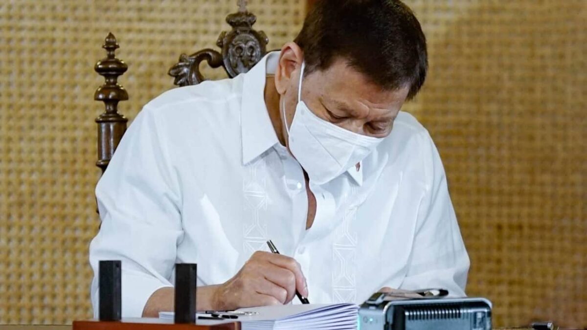 Duterte-25-year-franchise-extension-Smart-broadband-other-firms-NoypiGeeks