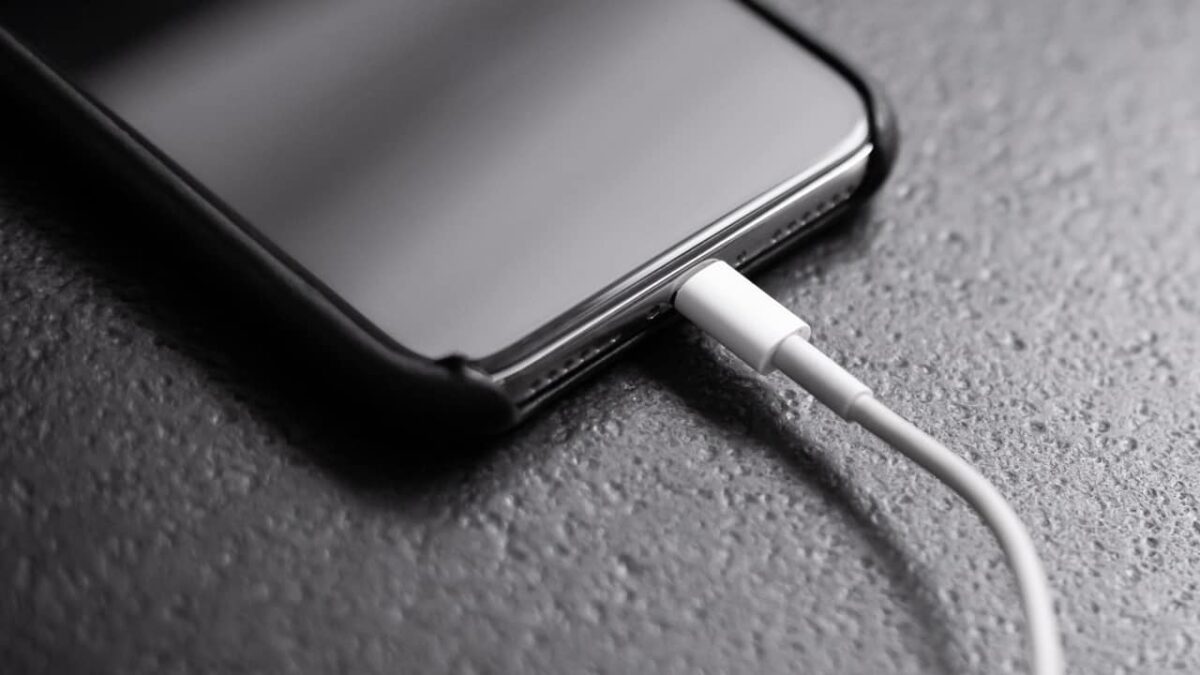 Judge-Apple-pay-iphone-user-charger-NoypiGeeks