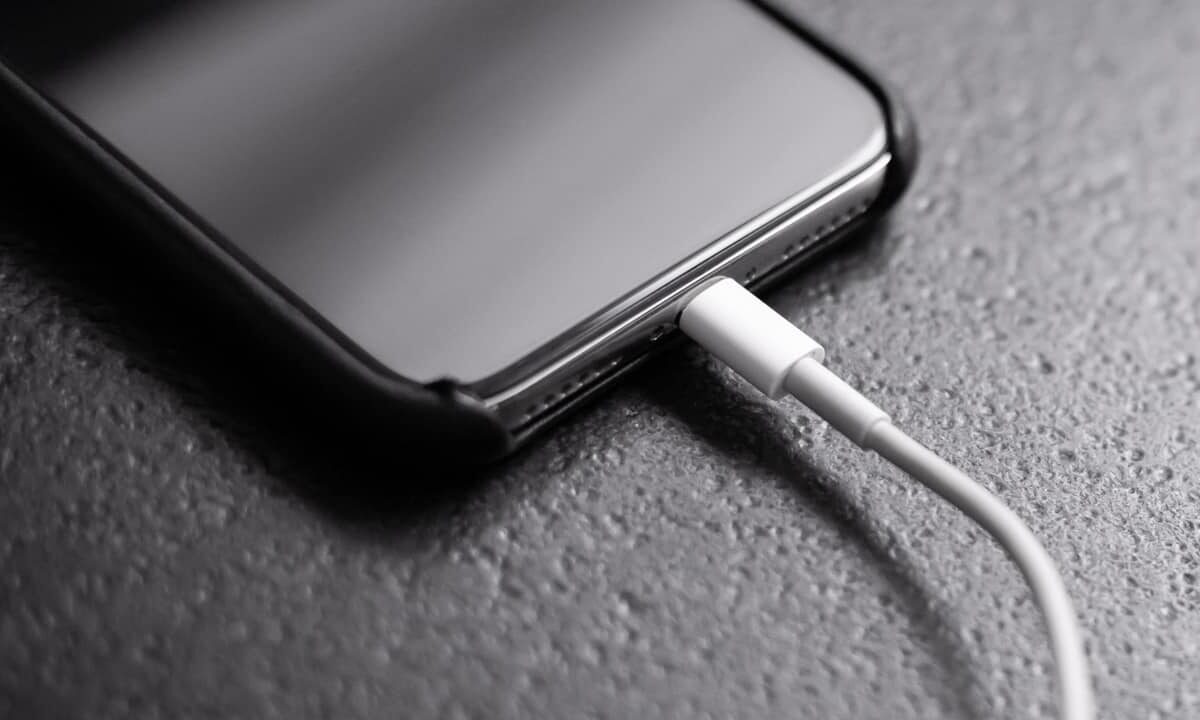 Judge-Apple-pay-iphone-user-charger-NoypiGeeks