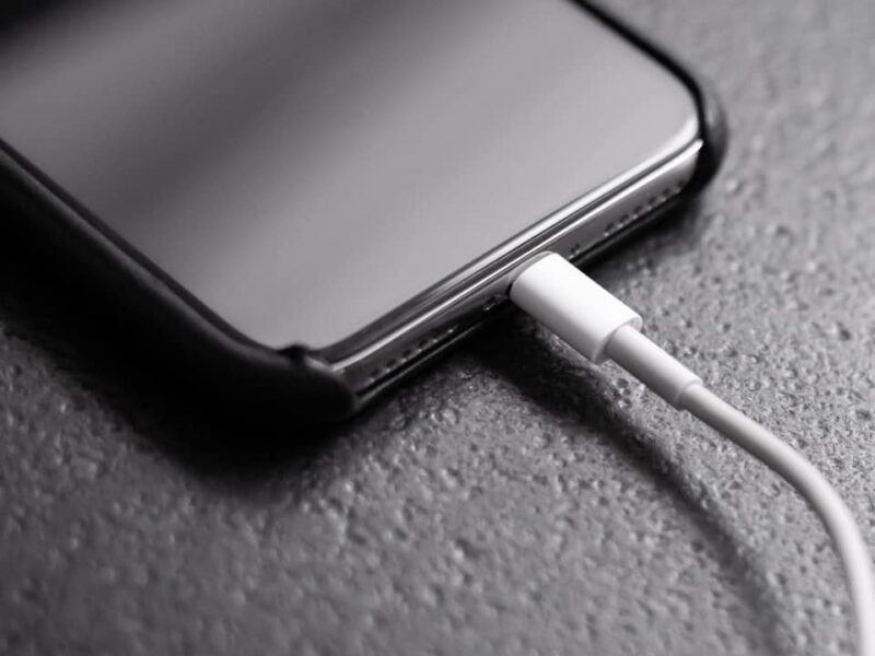 Judge-Apple-pay-iphone-user-charger-NoypiGeeks