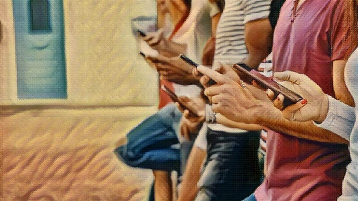 Mobile-phone-users-6272