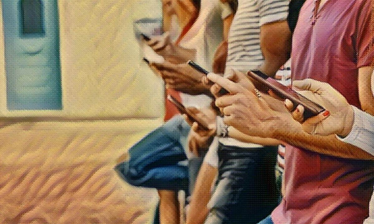 Mobile-phone-users-6272