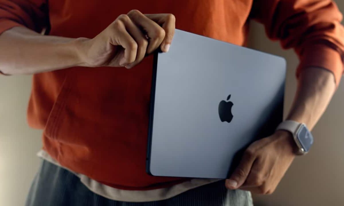 Apple-MacBook-Pro-2022-M2-NoypiGeeks