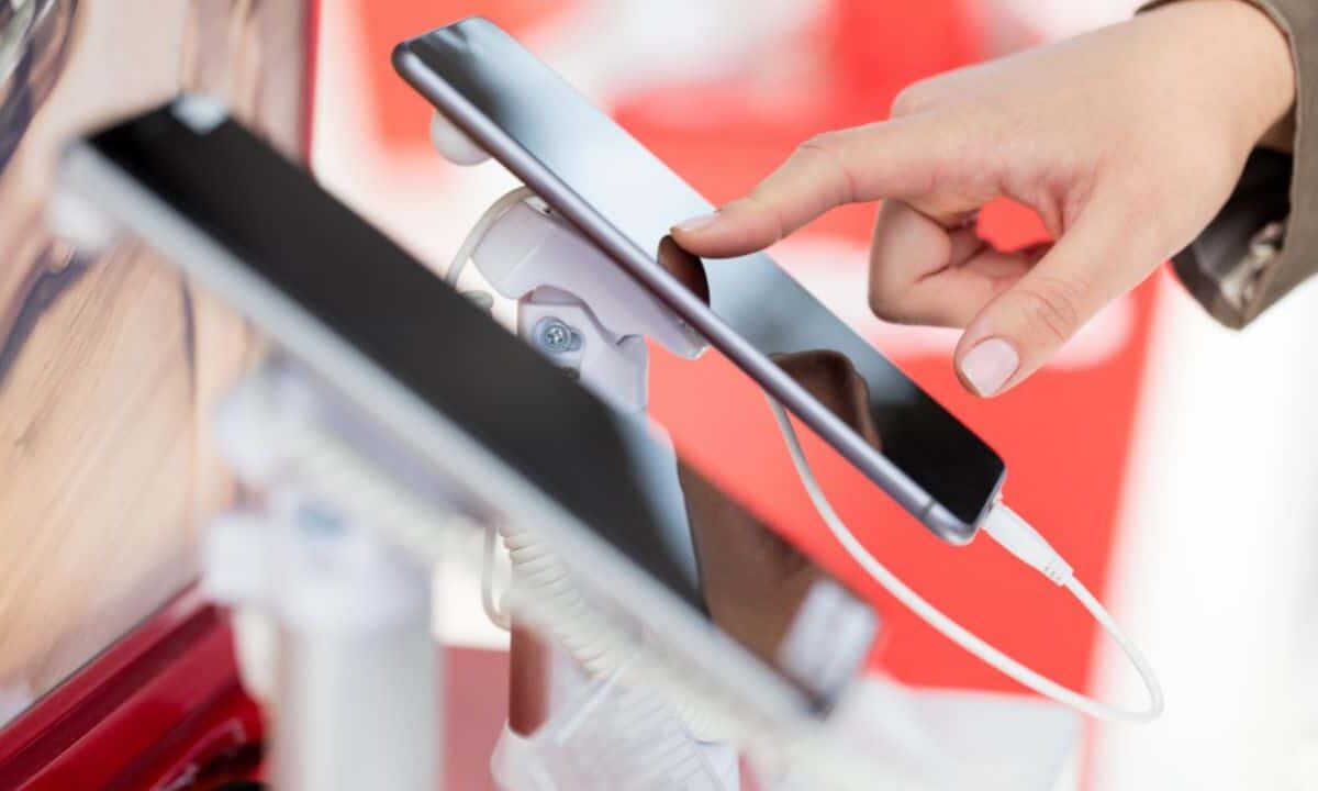 Phone-makers-distributors-ordered-protect-buyers-text-scams