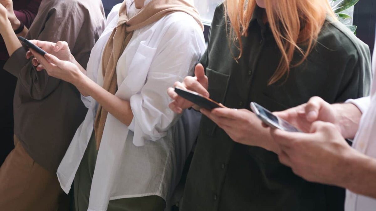 Using-mobile-phones-5783