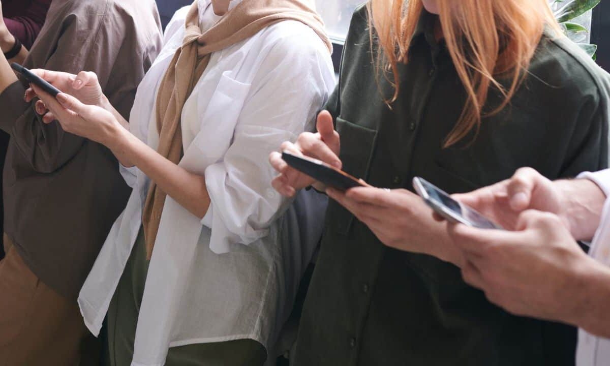 Using-mobile-phones-5783