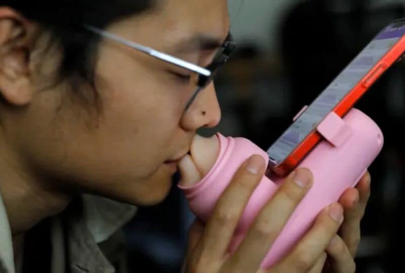 Chinese-startup-kissing-machine-LDR
