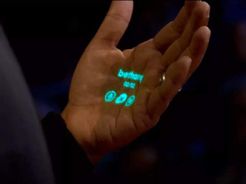 Humane-AI-wearable-projector