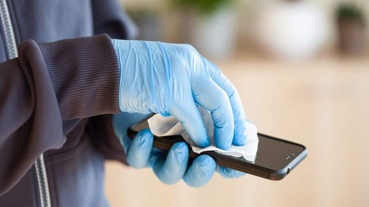 Cleaning-smartphone