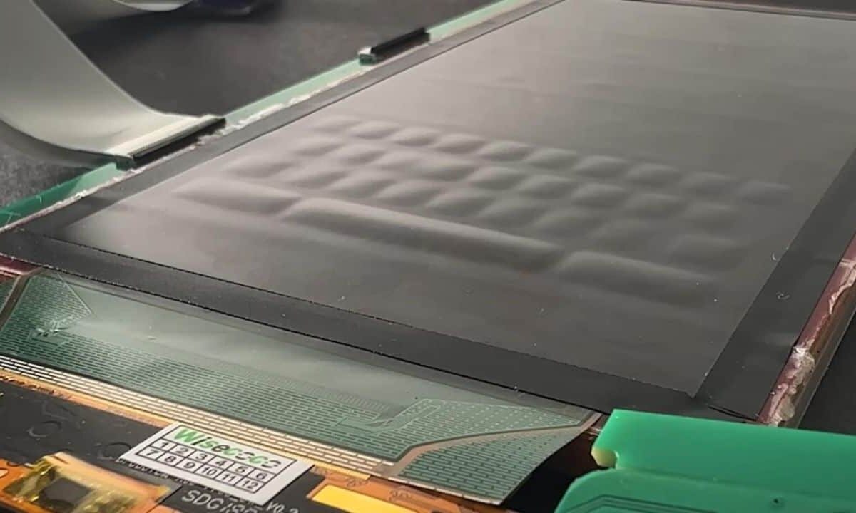 Physical-keyboard-smartphones-inflatable-buttons