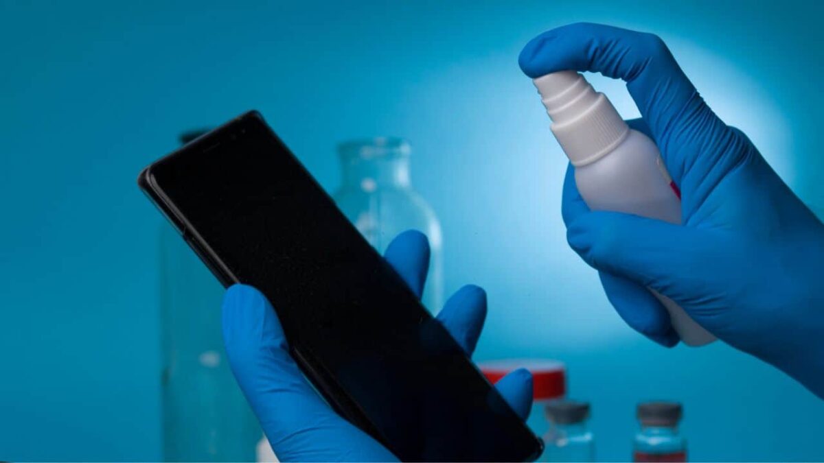 Smartphone-cleaned-bacteria-virus