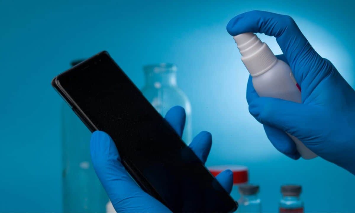 Smartphone-cleaned-bacteria-virus