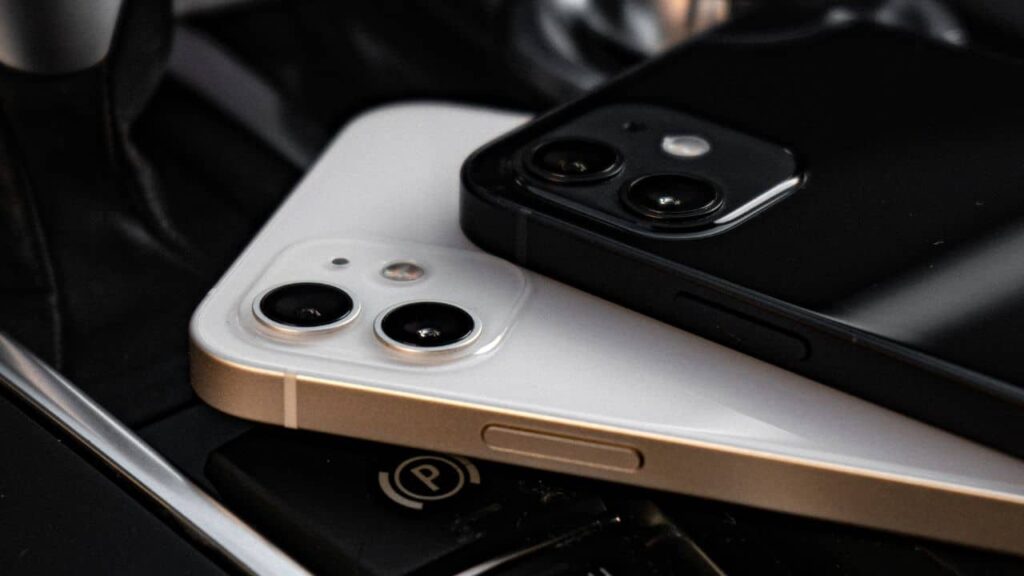 Smartphones without cases are the new symbol of 'quiet luxury' | NoypiGeeks