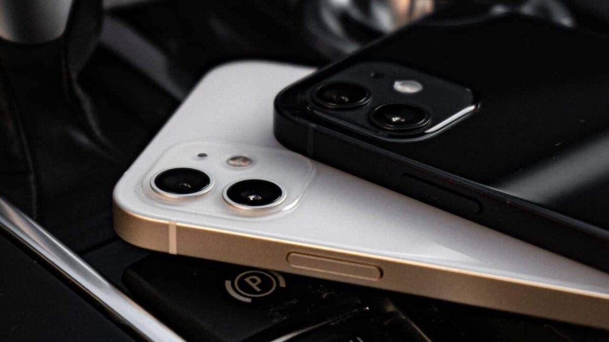 Smartphones-without-cases-quiet-luxury