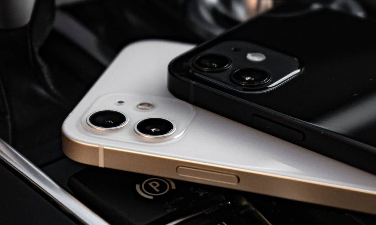 Smartphones-without-cases-quiet-luxury