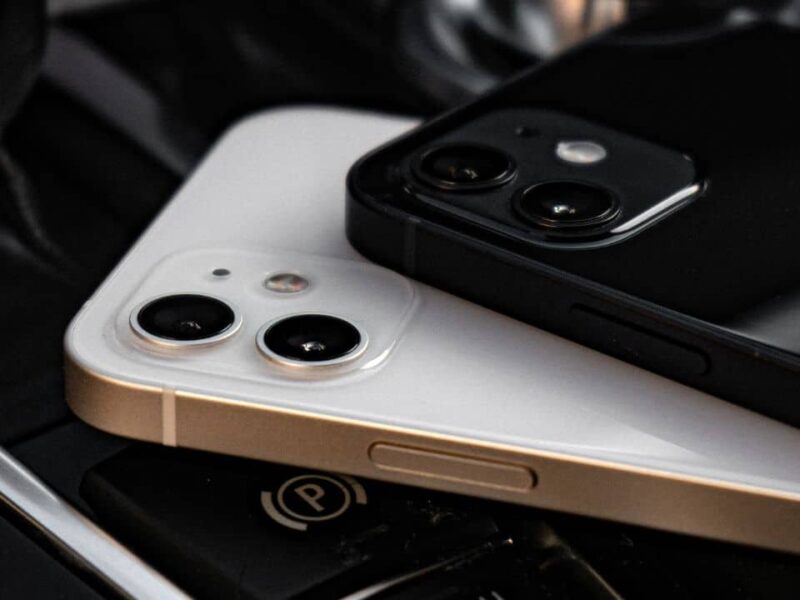 Smartphones-without-cases-quiet-luxury