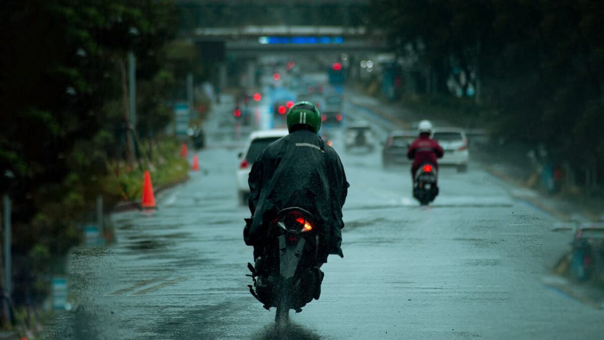 MMDA-fine-riders-sheltering-footbridges-flyovers