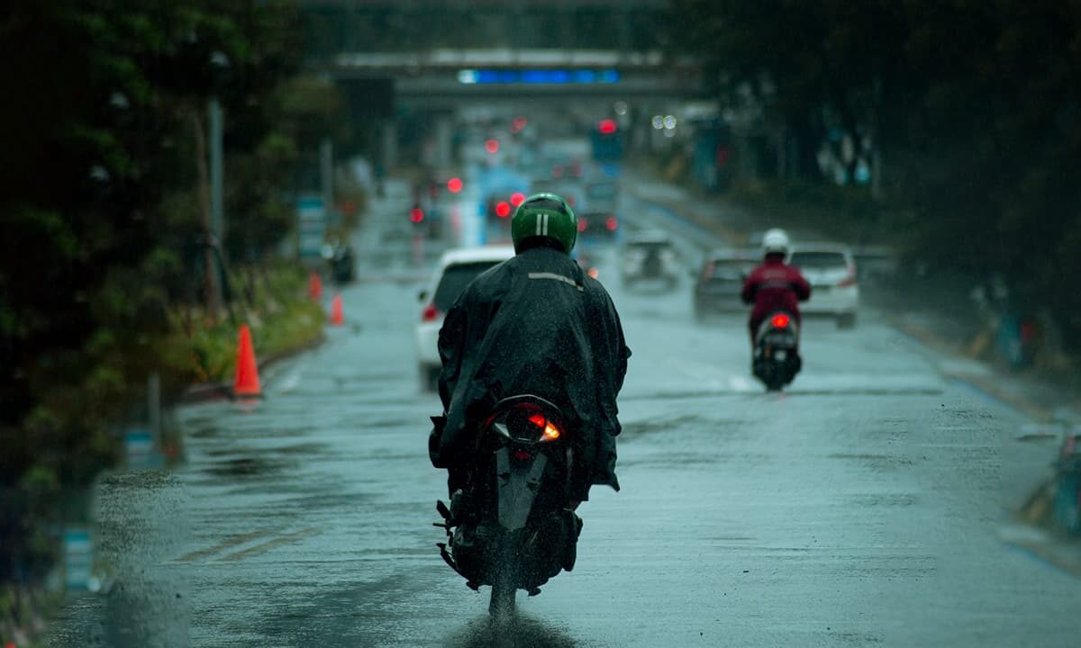 MMDA-fine-riders-sheltering-footbridges-flyovers