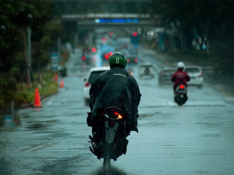 MMDA-fine-riders-sheltering-footbridges-flyovers