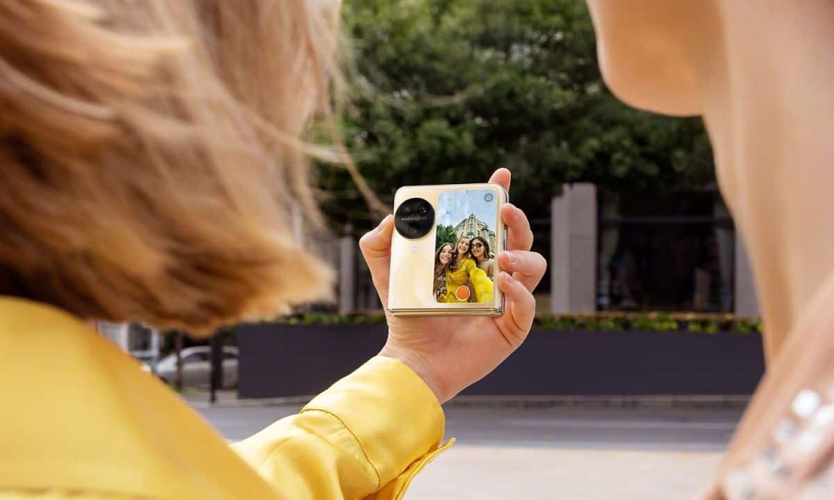 OPPO-Find-N3-Flip-Cover-Screen