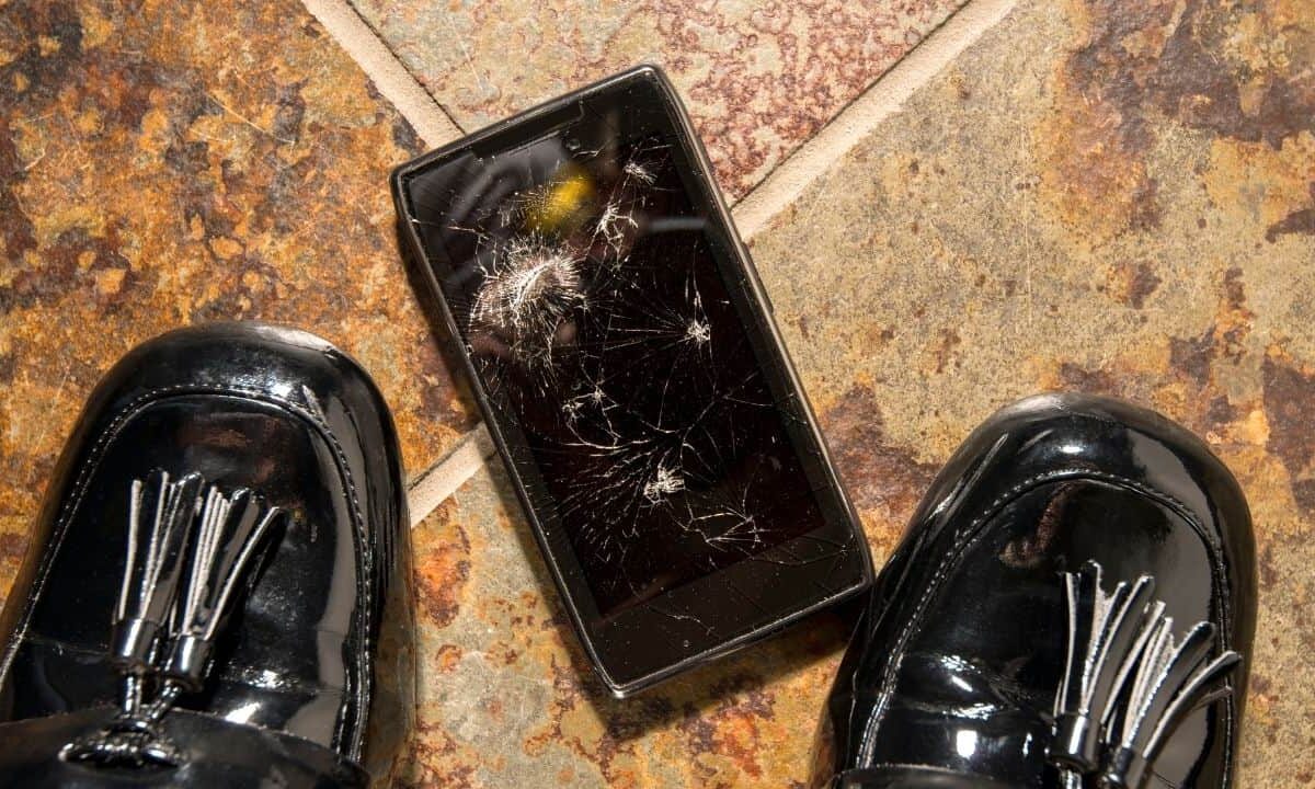 Smartphone-Screen-Broken