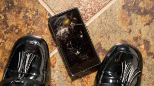 Smartphone-Screen-Broken