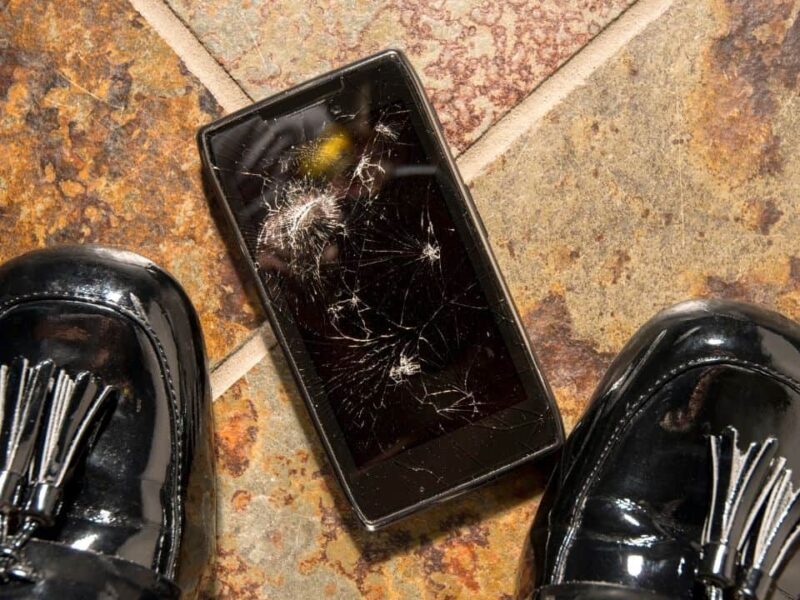 Smartphone-Screen-Broken