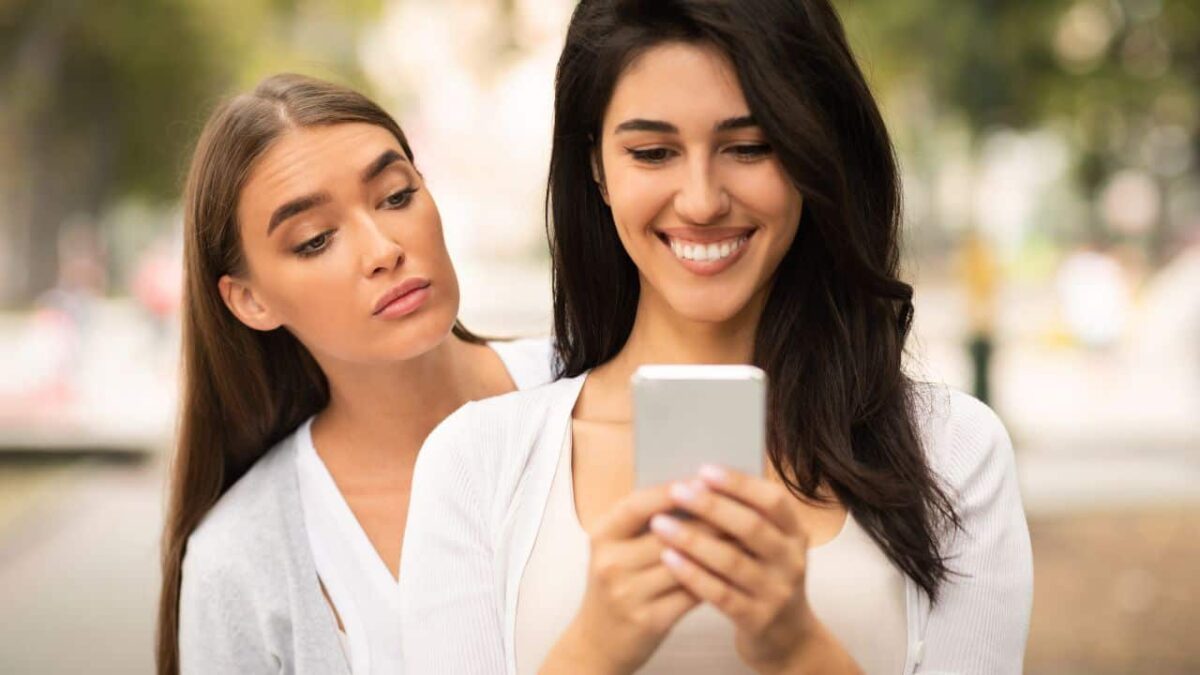 Apple-developing-tech-shoulder-surfers