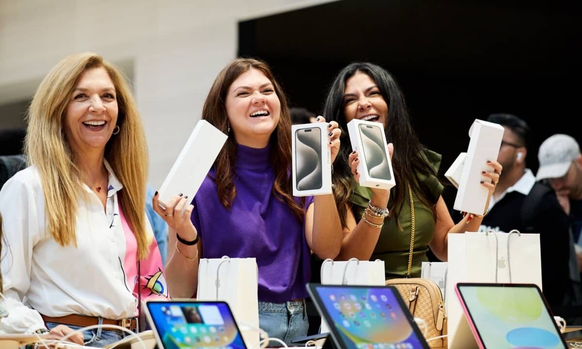 Apple-dominated-premium-smartphone-market-2023