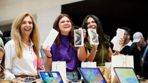 Apple-dominated-premium-smartphone-market-2023