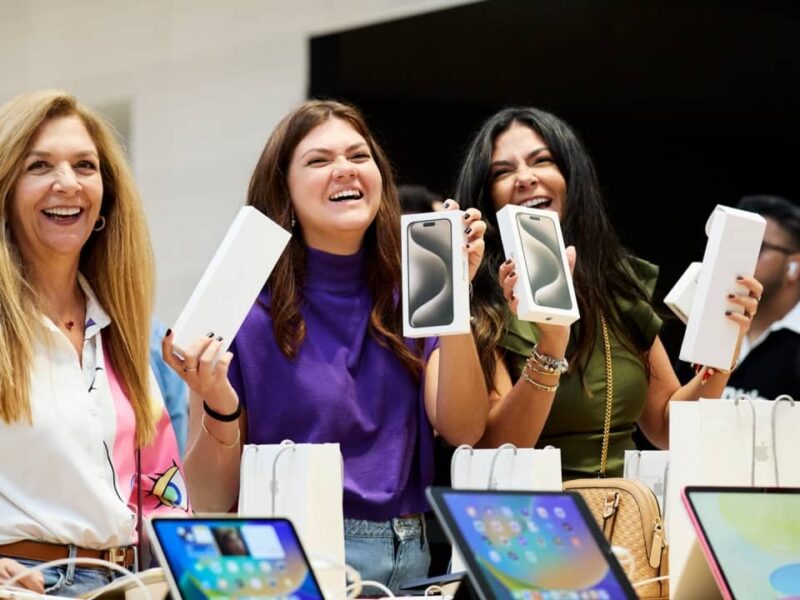 Apple-dominated-premium-smartphone-market-2023