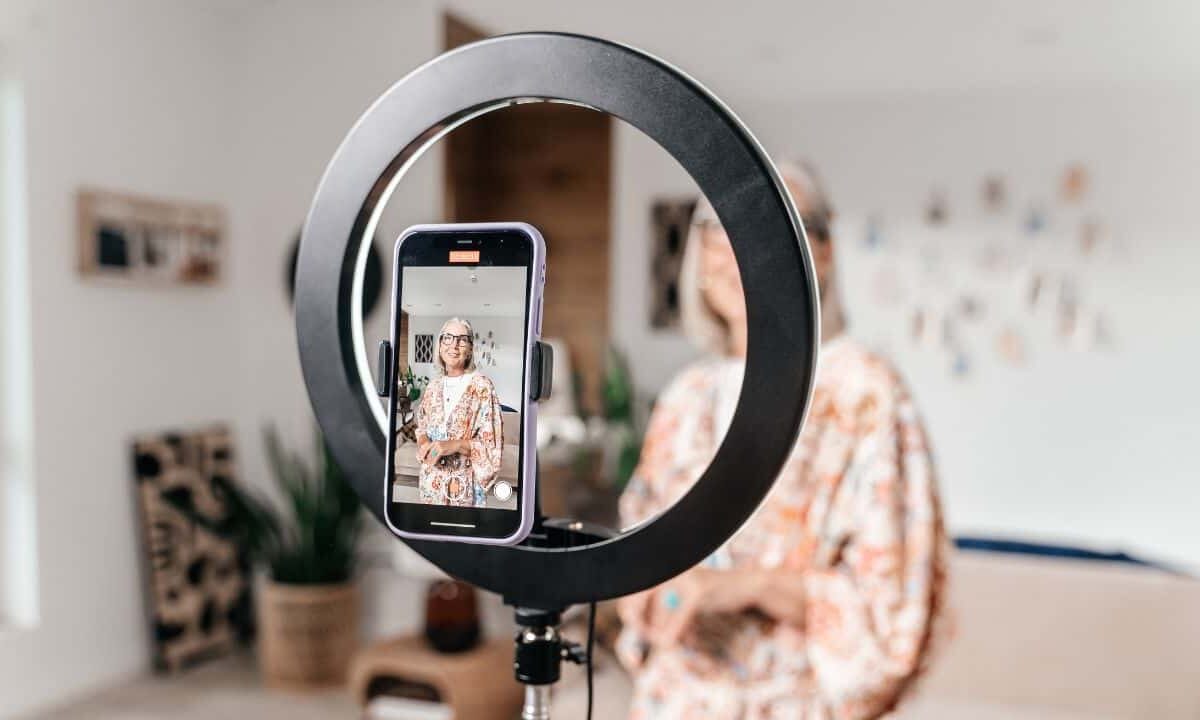 Pinoys-1-following-influencers-experts-watching-vlogs