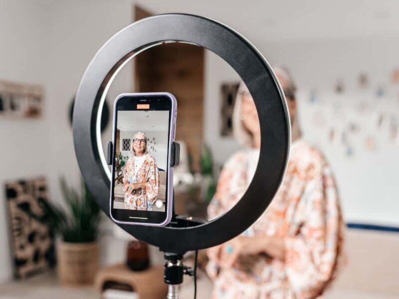 Pinoys-1-following-influencers-experts-watching-vlogs