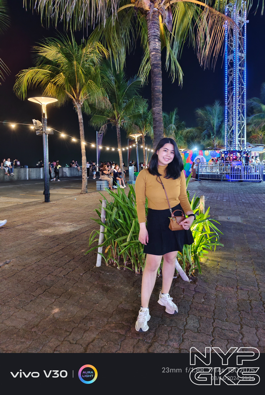 vivo-V30-5G-Flash-vs-Aura-Light-Close-up-6422
