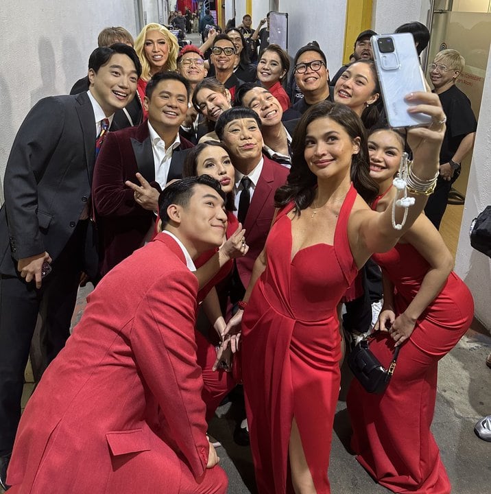 vivo-V30-Pro-Its-Showtime-groufie