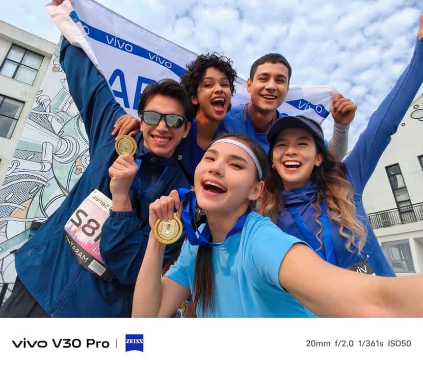 vivo-V30-Pro-50-MP-AF-Group Selfie-Front-Camera