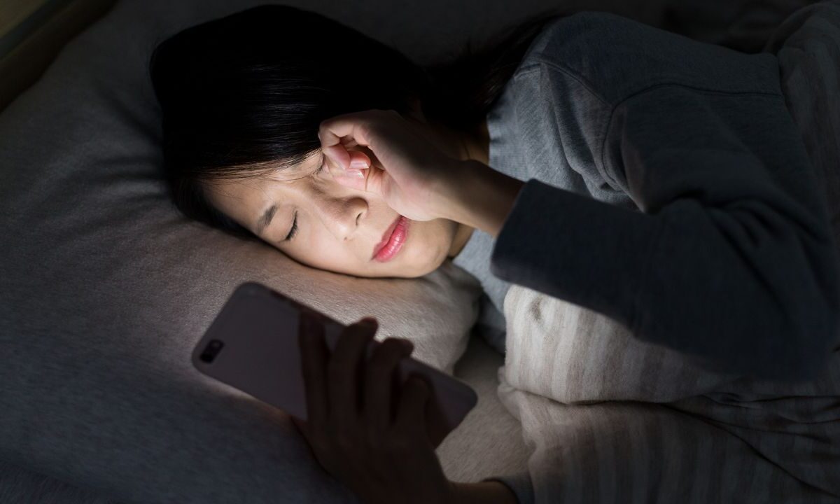 losing-sleep-screens-blue-light-not-culprit